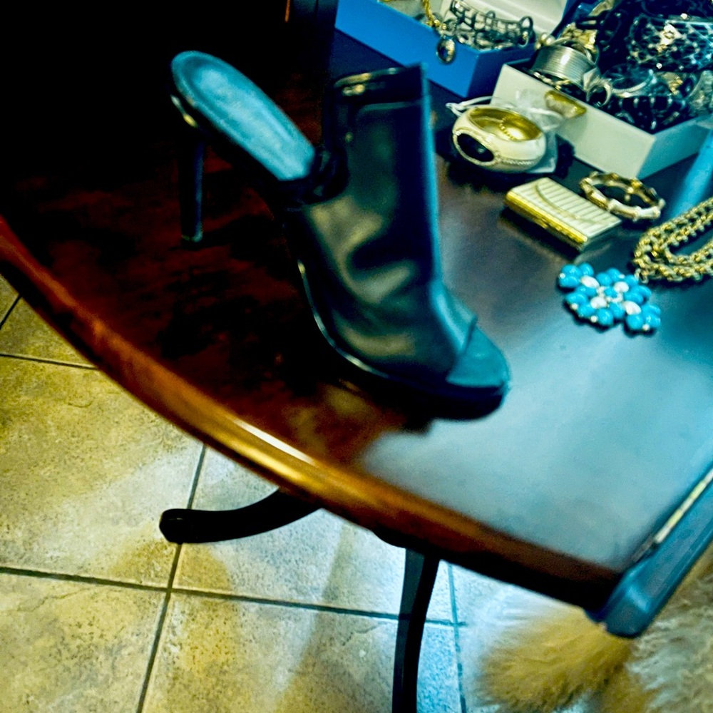 High heel mule. Beautiful leather. Good condition.